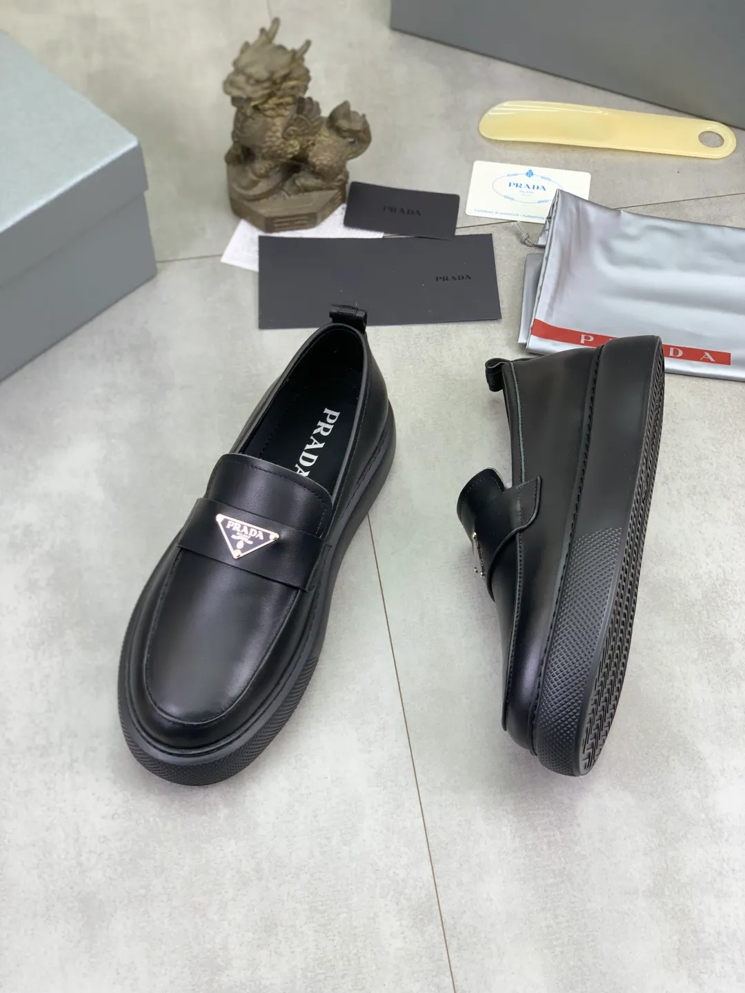 Men's Men's Shoes 💰P560 💰【New Style】 The latest model of high-quality PRADA classic men's shoes has been launched on the official website in 1:1 copy, synchronized in Hong Kong and on the same catwalk; all made of calfskin➕imported cowhide lining, 🍡🍡original rubber outsole, non-slip and wear-resistant; comfortable on the feet, attractive style, fine workmanship, and simple and neat shoe lasts, showing the courage and toughness of men, 👍sizes 38 to 44 (45 can be customized) black and white Blue color🉑️choose